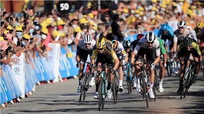 Der Belgier Wout Van Aert (M) von Jumbo-Visma sprintet, um die Ziellinie zu überqueren und die fünfte Etappe des Radrennens zu gewinnen. 
