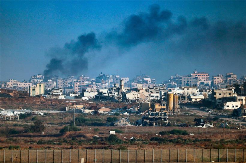 Der Beschuss des Gaza-Streifens geht weiter. Auch am Donnerstag stieg wieder Rauch nach einer Explosion auf. 
