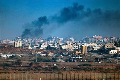 Der Beschuss des Gaza-Streifens geht weiter. Auch am Donnerstag stieg wieder Rauch nach einer Explosion auf. 
