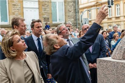 Der Bildhauer Shelomo Selinger erklärt die Symbolik seines Werkes am Tag der Einweihung des Kaddisch im Juni 2018
