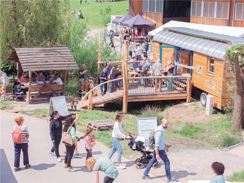 Kinder spielen auf dem Biohof-Abenteuerspielplatz mit Natur, Tieren und Spielgeräten in ländlicher Umgebung