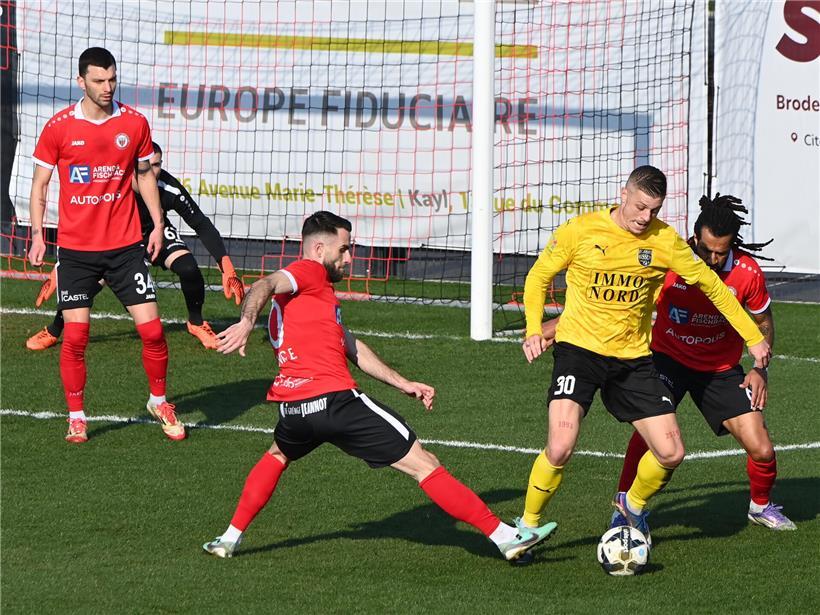 Roman Ferber, Bissener Stürmer in gelbem Trikot, setzt sich im Fußballspiel durch und erzielt Tore
