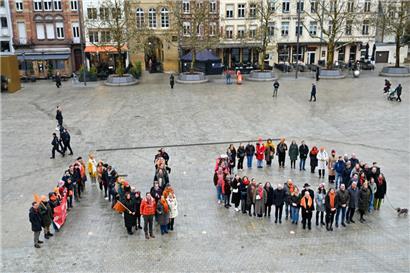 Der Blick aus dem hauptstädtischen Rathaus zeigte am Dienstag deutlich, welches Wort die Menschen in ihrer Mittagspause auf dem Knuedler geformt hatten

