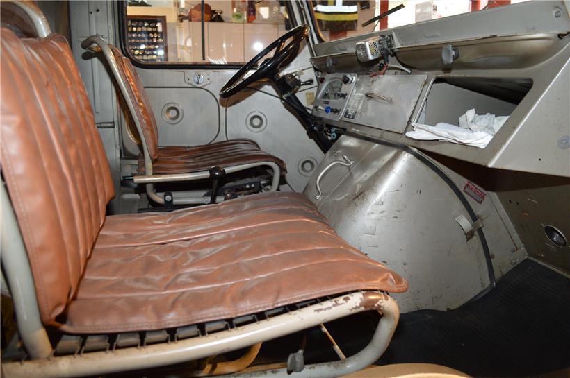 Blick in die minimalistische Fahrerkabine des legendären Citroën HY Lieferwagens mit Retro-Design und einfacher Ausstattung