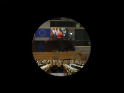 Unscharfer Sitzungssaal des Europaparlaments mit Diskussion zu PFAS-Regelungen, Ausnahmen und Fristen im Fokus