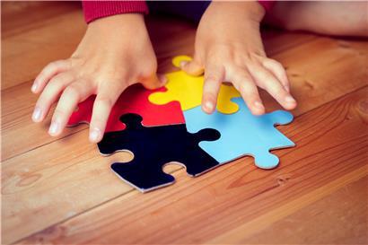 Der Blick von Autisten konzentriert sich in der Regel auf Details und nicht auf das Gesamtbild. Aus diesem Grund steht das Puzzleteil symbolisch für Autismus.
