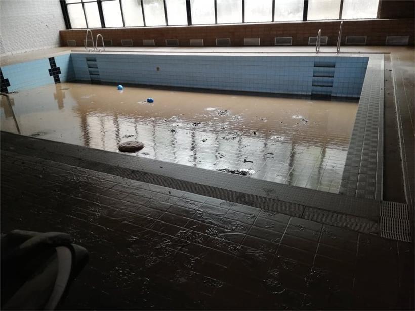 Der Boden des kleinen Schwimmbeckens ist komplett mit einer Schlammschicht bedec...