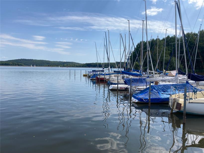 Der Bostalsee wird vom Landkreis St. Wendel bewirtschaftet. Es gibt zwei offizielle Strandbäder: eines in Gonnesweiler, eines in Bosen.

