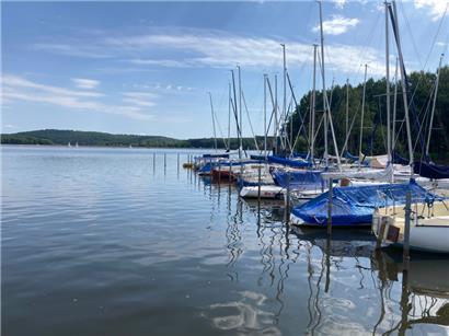 Der Bostalsee wird vom Landkreis St. Wendel bewirtschaftet. Es gibt zwei offizielle Strandbäder: eines in Gonnesweiler, eines in Bosen.
