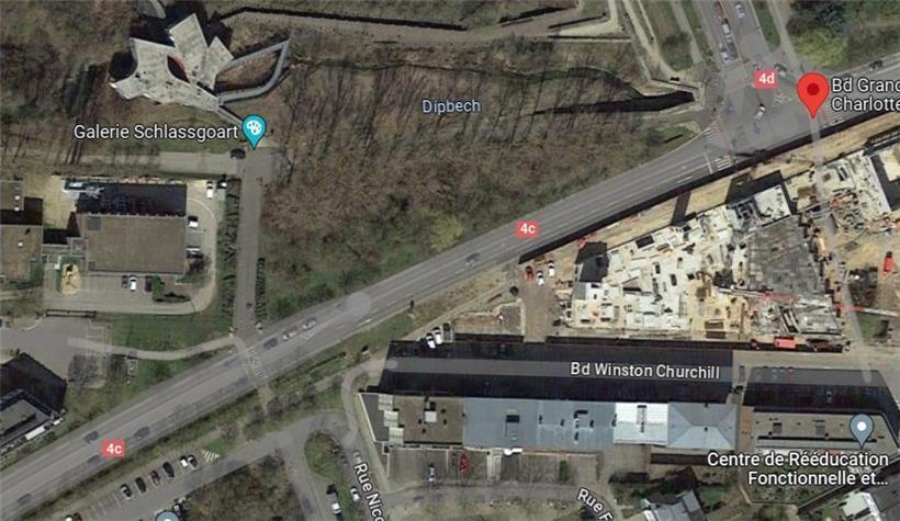 Der Boulevard Grande-Duchesse Charlotte mit dem Fußgängerübergang links. Rechts die Baustelle der Wobrécken-Schule, die inzwischen in Betrieb ist. Oberhalb der Dipbech befindet sich die Nonnewisen-Schule (nicht im Bild).
