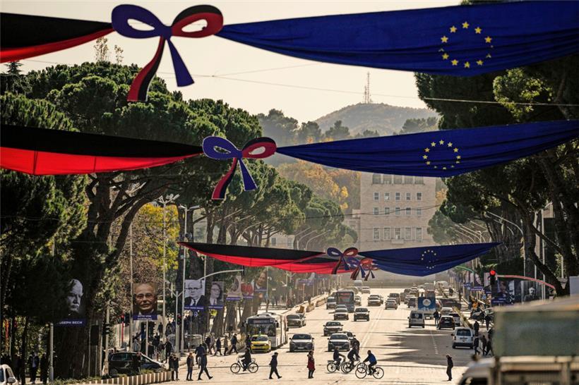 Der Boulevard der Märtyrer der Nation in Tirana: Albanien empfängt die Staats- und Regierungschefs der EU und der westlichen Balkanländer zu einem eintägigen Gipfeltreffen
