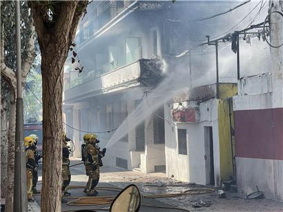 Feuerwehr löscht Brand im Restaurant Why Not nahe Ballermann am 20. Mai 2022 mit Löschschläuchen und Atemschutzgerät