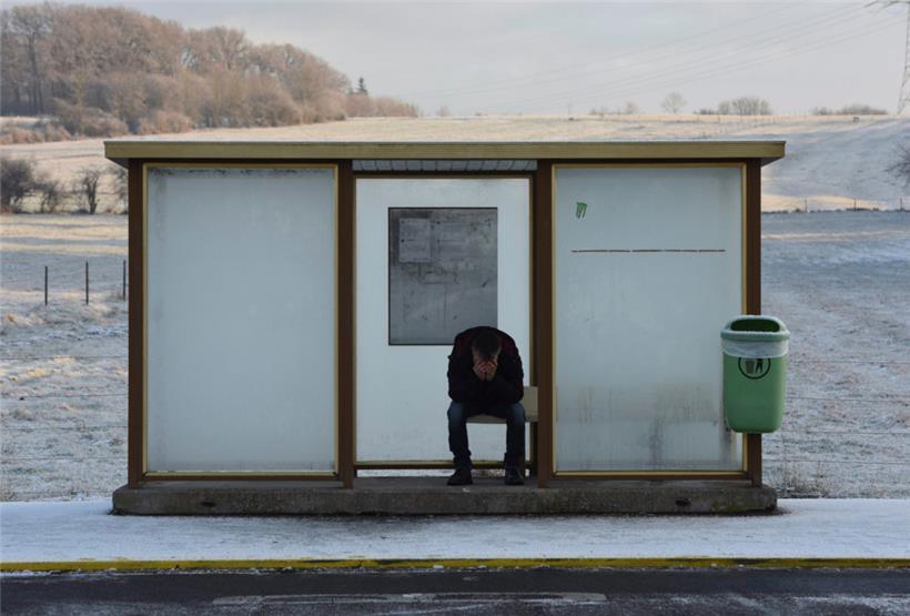Der Brandstifter wollt es sich im Bushäuschen gemütlich machen
