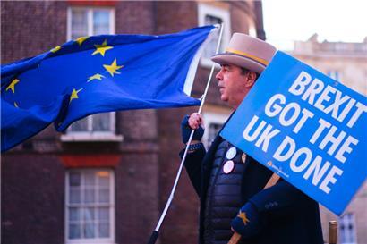 „Der Brexit hat das Vereinigte Königreich fertig gemacht“, meint dieser Protestler in London
