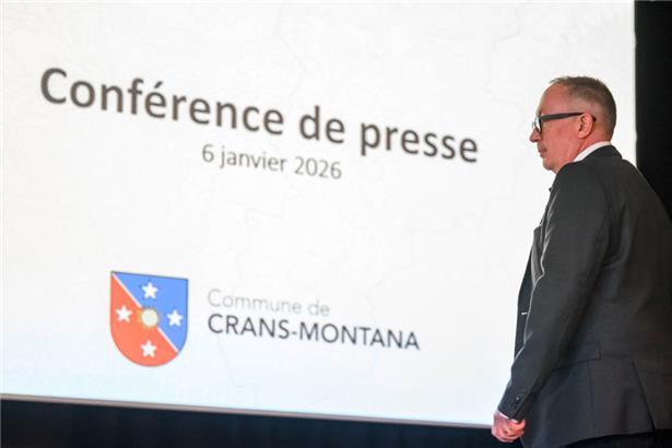 Der Bürgermeister von Crans-Montana, Nicolas Feraud, trifft am 6. Januar 2026 ein, um an einer Pressekonferenz des Stadtrats des Ferienorts Crans-Montana teilzunehmen, nachdem es in einer Bar zu einem verheerenden Brand gekommen war
