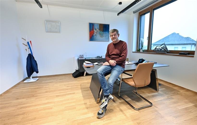 Der Bürgermeister von Frisingen, Roger Beissel, in seinem neuen Büro. Endlich hat er ein eigenes. 
