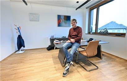Der Bürgermeister von Frisingen, Roger Beissel, in seinem neuen Büro. Endlich hat er ein eigenes. 
