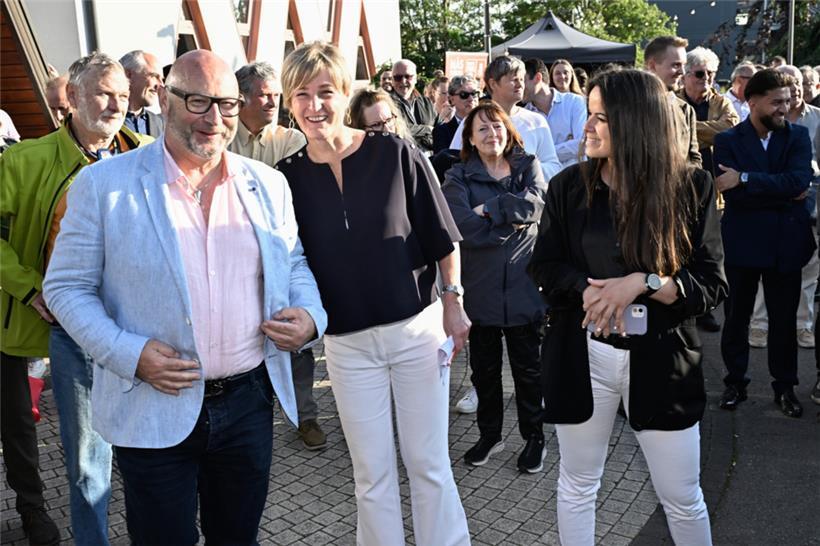 Der Bürgermeister von Schüttringen, Claude Marson (l.), die LSAP-Ko-Vorsitzende Francine Closener und die Spitzenkandidatin bei den Europawahlen, Danielle Filbig (r.)
