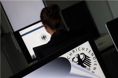 Der Bundesnachrichtendienst und der US-Auslandsgeheimdienst CIA haben nach Medienberichten mittels einer Verschlüsselungsfirma über Jahrzehnte hinweg mehr als 100 Staaten ausgespäht.
