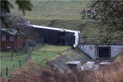 Der Bus soll von der glatten Straße in einen Wasser führenden Graben gerutscht sein
