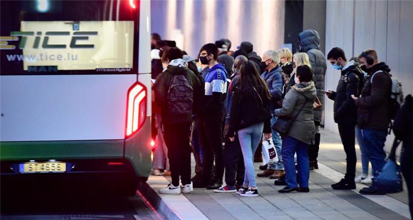 Der Busverkehr scheint am stärksten von der Omikron-Variante betroffen. Im RGTR-Netz mussten Fahrten angepasst werden. Beim TICE befürchtet man das Gleiche, sollte die Abwesenheitsrate um weitere 3 Prozent steigen.
