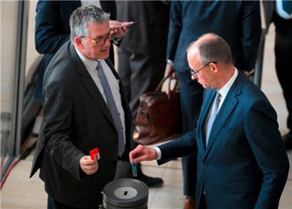 Der CDU-Abgeordnete Michael Donth (l.) scheint anders abstimmen zu wollen als sein Parteichef Friedrich Merz – sollte die Farbe der Stimmkarte den Ausschlag geben
