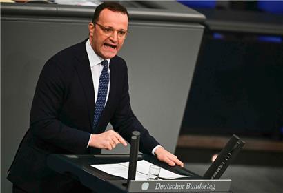 Der CDU-Fraktionschef Jens Spahn könnte der AfD dabei dienen, die Koalition in Berlin zu spalten
