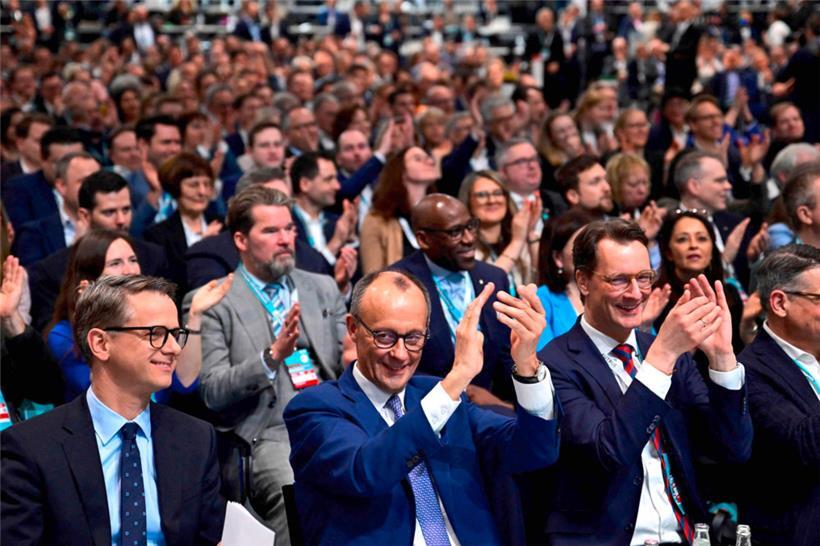 Der CDU-Kanzlerkandidat Friedrich Merz (M.) – hier neben dem CDU-Generalsekretär Carsten Linnemann (l.) und dem NRW-Ministerpräsidenten Hendrik Wüst (r.) – wurde auf dem Parteitag gefeiert
