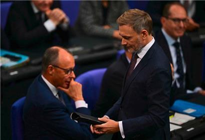 Der CDU-Kanzlerkandidat Friedrich Merz (l.) hält offensichtlich nicht mehr viel vom FDP-Chef Christian Lindner (M.)
