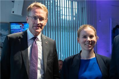 Der CDU-Ministerpräsident von Schleswig-Holstein, Daniel Günther (l.), kritisierte die Absetzung der Journalistin Julia Ruhs (r.) beim Norddeutschen Rundfunk
