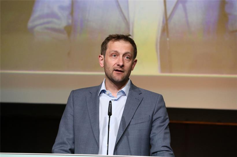 Der CSV-Europaabgeordnete Christophe Hansen findet die Kritik zur europäischen Pandemiebekämpfung nicht unbedingt gerechtfertigt – und verweist auf die Haltung der EU während der Ukraine-Krise
