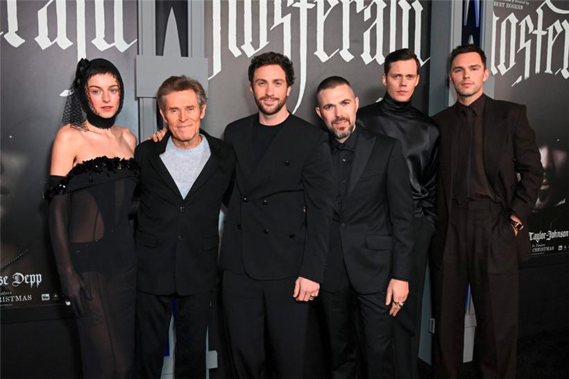 Der Cast von „Nosferatu“ mit dem Regisseur (v.l.): Emma Corrin, Willem Dafoe, Aaron Taylor-Johnson, Robert Eggers, Bill Skarsgård und Nicholas Hoult 

