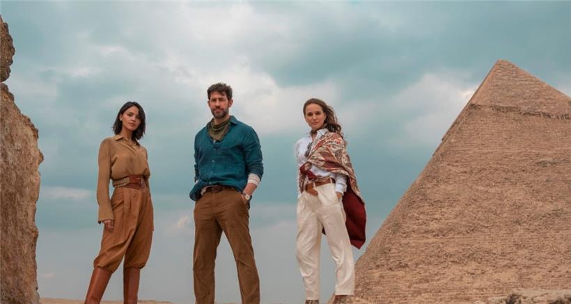 Der Cast von links nach rechts: Eiza González, John Krasinski und Natalie Portman in „Fountain of Youth“ (Rating: 1,5/5)
