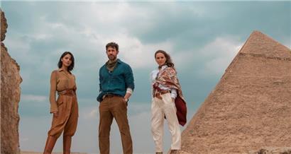 Der Cast von links nach rechts: Eiza González, John Krasinski und Natalie Portman in „Fountain of Youth“ (Rating: 1,5/5)
