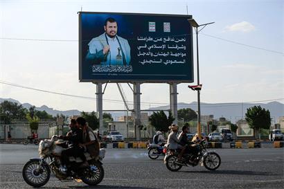 Der Chef der Huthi-Miliz, Abdul-Malik al-Huthi, lässt sich und seine Botschaften großflächig in Sanaa plakatieren