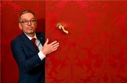 Der Chef der rechtsextremistischen Partei FPÖ, Herbert Kickl, auf dem Weg zum Regierungschef in Österreich
