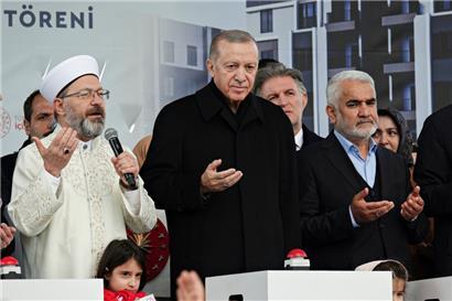 Der Chef der türkischen Religionsbehörde, Ali Erbas (l.), zusammen mit dem türkischen Präsidenten Recep Tayyip Erdogan (M.) während der Eröffnungsfeier einer Moschee im vergangenen Jahr
