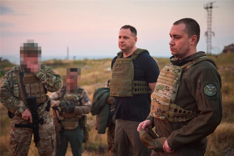 Der Chef des ukrainischen Militärgeheimdienstes, Kyrylo Budanov (r.), und der Kabinettschef des ukrainischen Präsidenten Andriy Yermak (2.v.r.) am 8. Juli auf der Schlangeninsel
