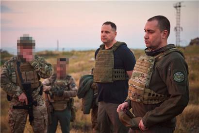 Der Chef des ukrainischen Militärgeheimdienstes, Kyrylo Budanov (r.), und der Kabinettschef des ukrainischen Präsidenten Andriy Yermak (2.v.r.) am 8. Juli auf der Schlangeninsel
