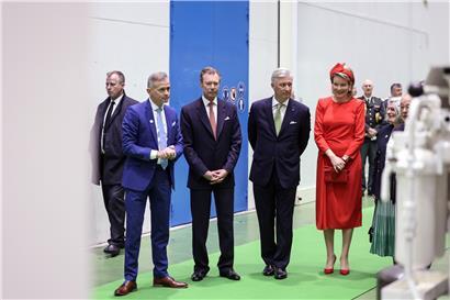 Der Chef von „Anglo Belgian Corporation (ABC) Engines“ lieferte Großherzog Henri, König Philippe und Königin Mathilde (v.l.n.r.) bei ihrer Besichtigung am zweiten Tag des Staatsbesuchs Informationen über die Maschinen vor Ort
