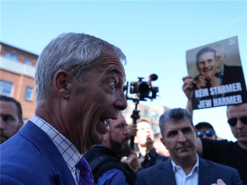 Nigel Farage, Chef von Reform UK, blickt gelassen auf bevorstehende Kommunal- und Regionalwahlen in Großbritannien