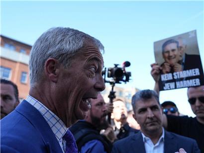 Nigel Farage, Chef von Reform UK, blickt gelassen auf bevorstehende Kommunal- und Regionalwahlen in Großbritannien