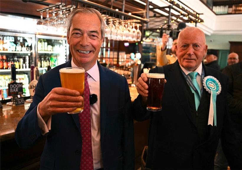 Der Chef von „Reform UK“ Nigel Farage und der Reform-Kandidat Trevor Shonk prosten im „Wetherspoons Pub“ in Ramsgate auf das zu erwartende gute Resultat bei den Kommunalwahlen für die Nationalpopulisten
