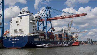Der Containerfrachter "CMA CGM Neva" wird am Terminal Tollerort in Hamburg entladen (Symbolfoto)
