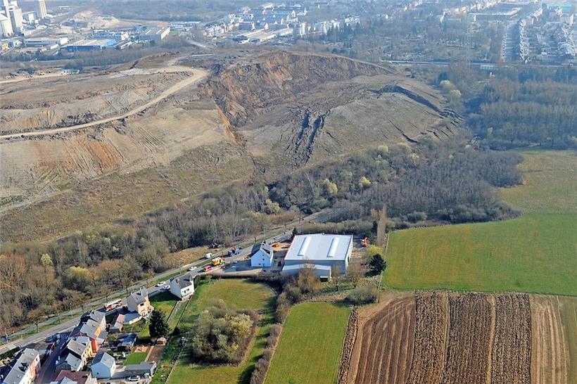 Der „Crassier“ von Monnericher Seite aus: Rechts im Hintergrund ist die Autobahn A13 Richtung Esch, links im Hintergrund die Gewerbezone „op Monkeler“ zu sehen

