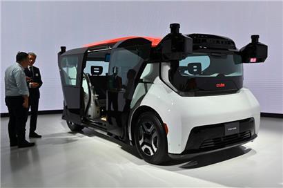 Der Cruise Origin, ein selbstfahrendes Fahrzeug ohne Lenkrad und Pedale, wird während des Pressetags der Japan Mobility Show in Tokio am 25. Oktober 2023 am Stand von Honda Motor ausgestellt
