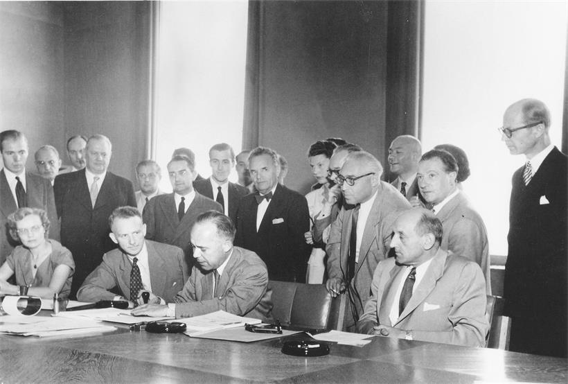 Der Däne Knud Larsen (M.) unterschrieb am 28. Juli 1951 die Genfer Flüchtlingskonvention