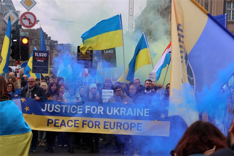Der Demonstrationszug setzt unter dem Motto „Gerechtigkeit für die Ukraine – Frieden für Europa“ vom Bahnhof aus in Richtung Oberstadt 
