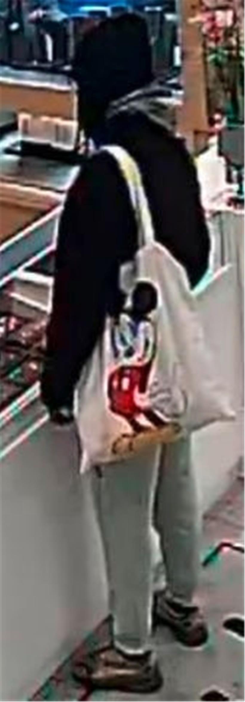 Der Dieb trug eine auffällige Tasche
