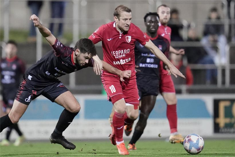 Der Differdinger Juan Bedouret (l.) will den Swift-Stürmer Dominik Stolz in Schach halten
